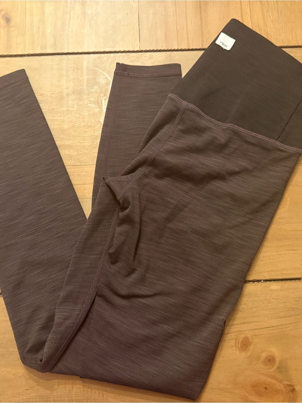 Vuori Ribbed High-Rise Leggings in Plum